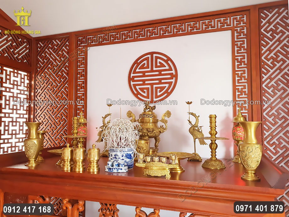 Bộ đồ thờ bằng đồng v&agrave;ng mang đến kh&ocirc;ng gian thờ c&uacute;ng linh thi&ecirc;ng, sang trọng